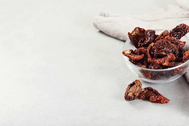 Free photo dried tomatoes on bowl