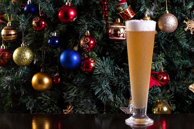 クリスマスをテーマにした背景にアメリカのグラスからコスメルとビールを飲みます。