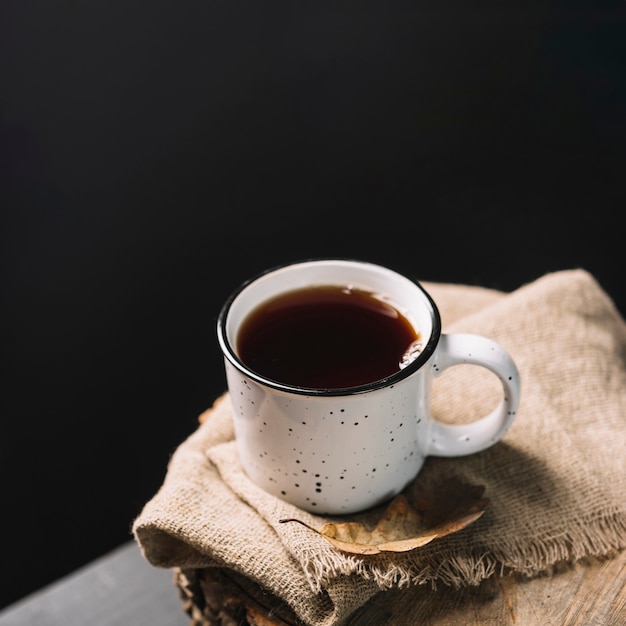 Free photo drink and leaf on fabric