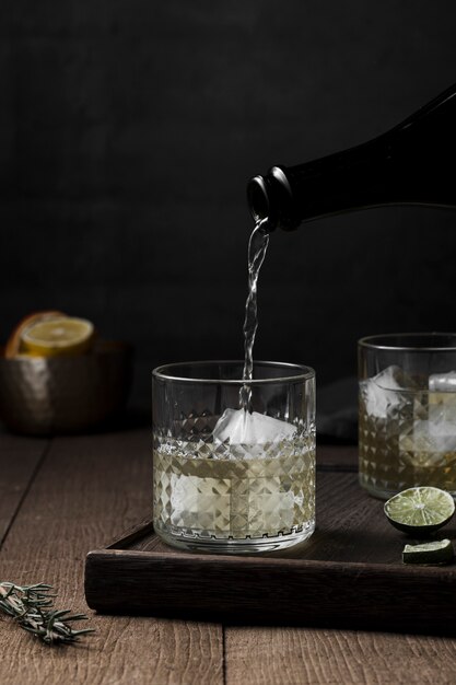 Напиток наливая в стакан с кубиками льда