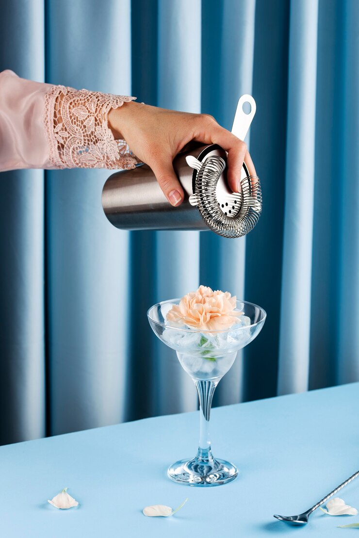 Free Photo drink with flower and blue background