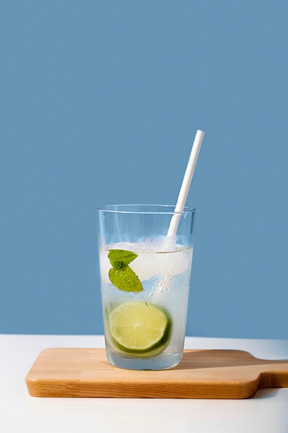 Free photo drink with lime and mint