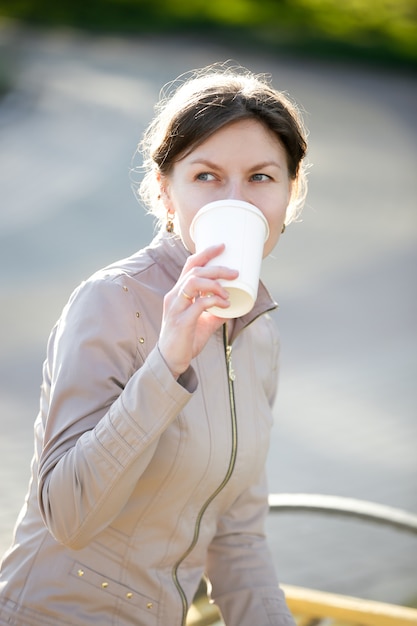 通りにコーヒーを飲む