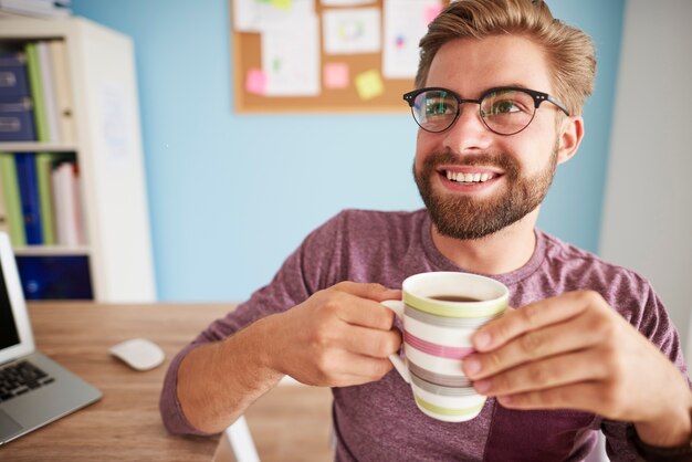 コーヒーを飲み、誰かと話す