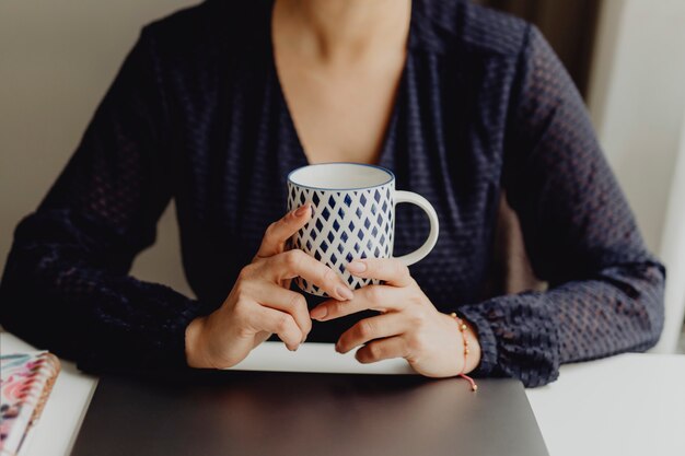 彼女の朝のコーヒーを飲む