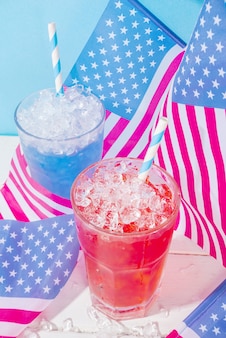 미국 독립 기념일 축하 음료. 미국 국기 색 빨간색과 파란색 아이스 칵테일 복사 공간