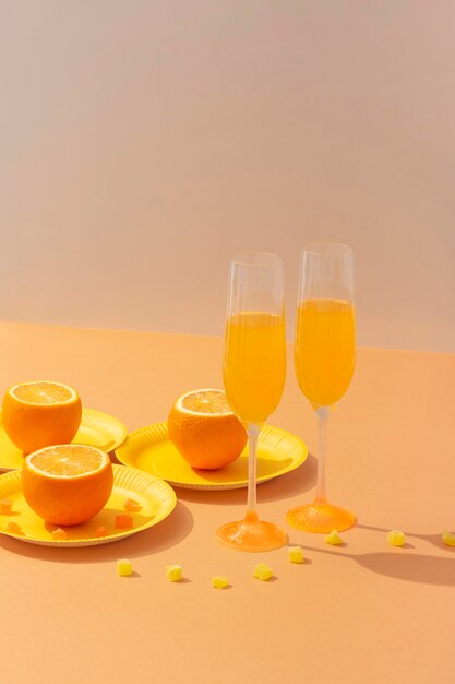 Ассорти напитков и апельсинов