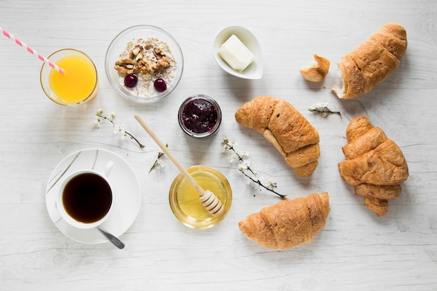 Foto gratuita bevande e salse vicino al cibo per la colazione