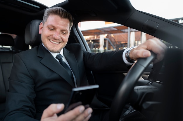 Free photo driver dressed in elegant costume