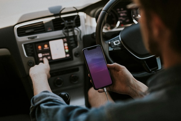 Foto gratuita driver che utilizza il telefono cellulare alla ricerca di informazioni