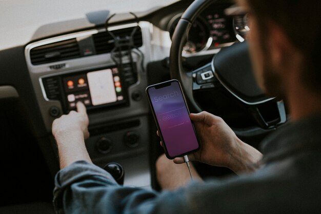 Водитель с помощью мобильного телефона ищет информацию