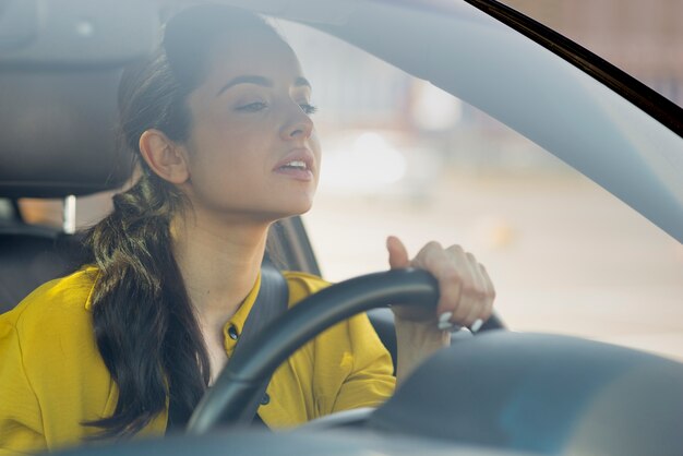 Водитель женщина смотрит перед своей машиной