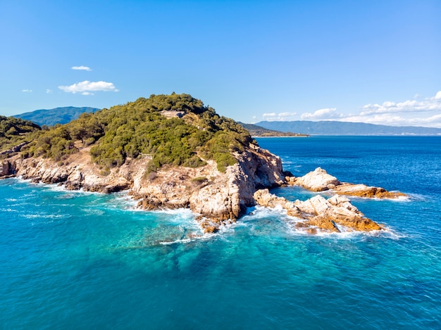 オリンピアダハルキディキギリシャの海と岩のドローン空撮