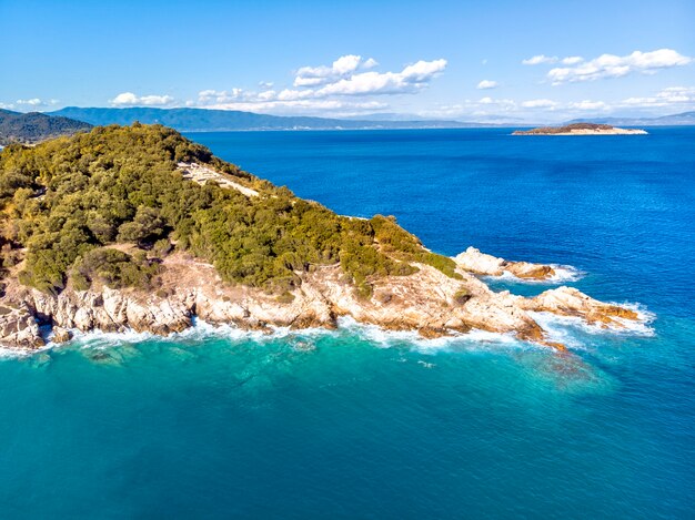 Olympiada Halkidiki 그리스에서 바다와 바위의 무인 항공기 공중보기