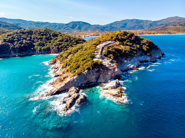 オリンピアダハルキディキギリシャの海と岩のドローン空撮