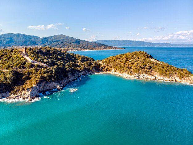 オリンピアダハルキディキギリシャの海と岩のドローン空撮