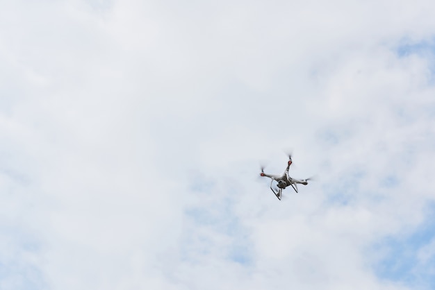 Бесплатное фото Дрон квадрокоптер с цифровой камерой высокого разрешения на небе.