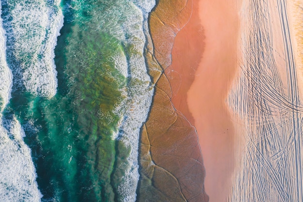 Foto gratuita vista drone della bellissima spiaggia con acqua cristallina