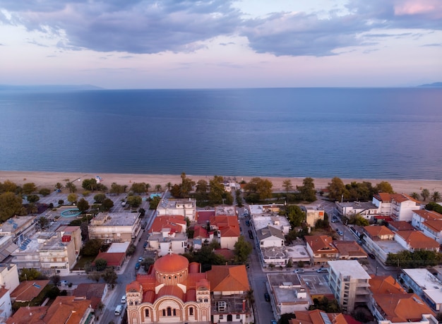 Вид с дрона на море в деревне аспровальта, греция