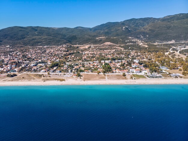 Вид с дрона на море в деревне Аспровальта, Греция