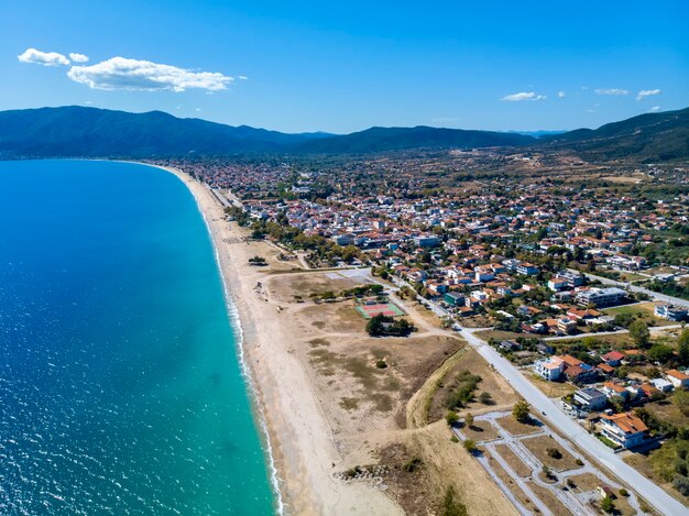 Вид с дрона на море в деревне Аспровальта, Греция