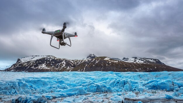 카메라와 함께 드론이 빙산에 날고있다.