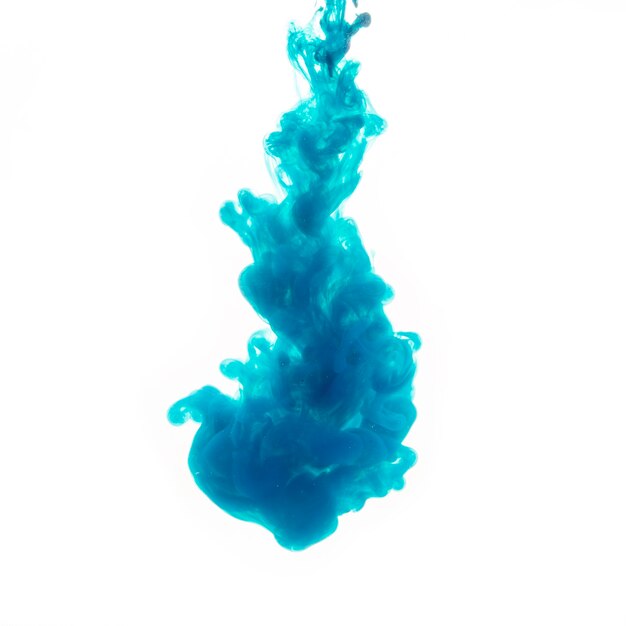 물에 파란 페인트 방울