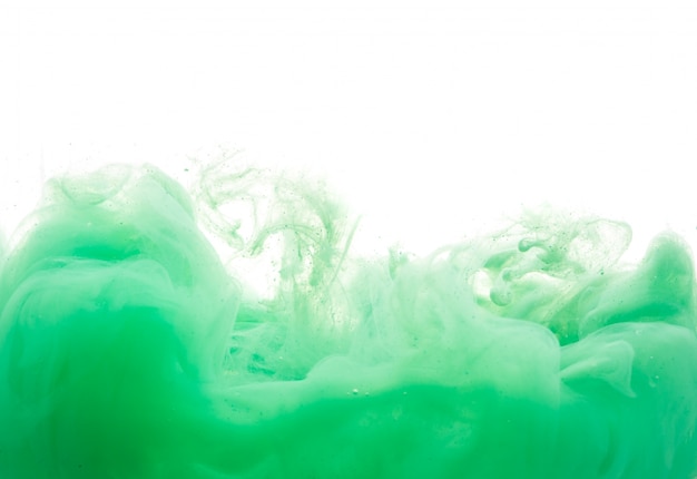 Падение зеленой краской падающий в воду