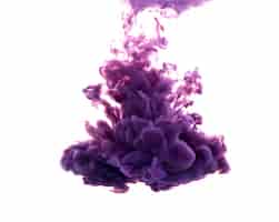 Бесплатное фото Падение пурпурной краски, падающий на воду