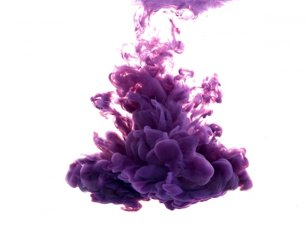 水に落ちる紫の塗料のドロップ
