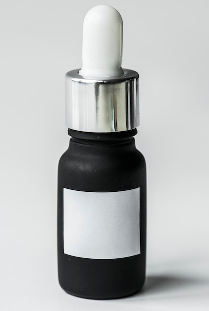 Foto gratuita bottiglia del contagoccia isolata sulla priorità bassa di whtie