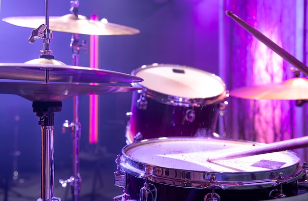 Free photo drum kit, drums in the studio on a beautiful background. close up.