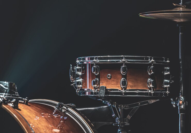 Free Photo drum set in a dark room with beautiful lighting, snare drum, cymbals, bass drum.