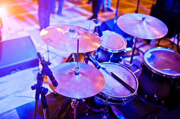 紫色のライトでステージに設定されたドラム