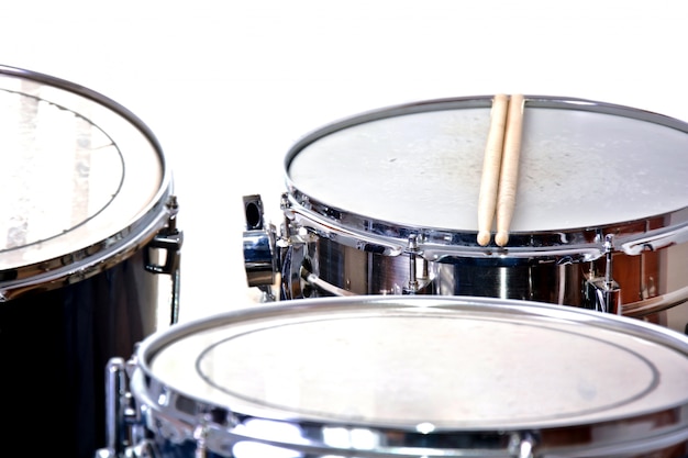 Foto gratuita tamburi su sfondo bianco isolato.