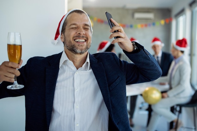 Пьяный бизнесмен развлекается на новогодней вечеринке в офисе