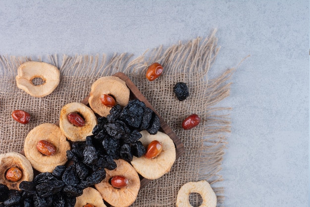 Free photo dry apple slices with dary dry cherry and plums.