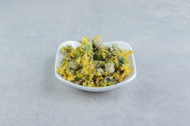 Free photo dry chrysanthemum flowers in white bowl