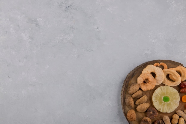 Frutta secca e snack in un vassoio di legno nell'angolo