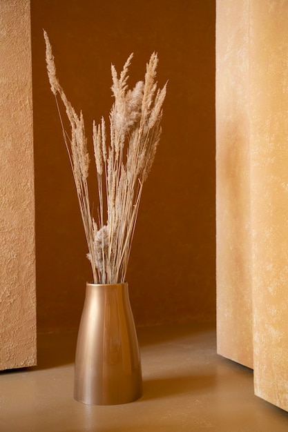 Free photo dry plants in large vase