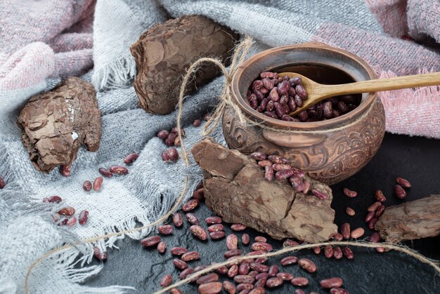 Foto gratuita fagioli rossi secchi in tazza classica