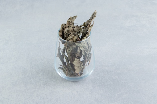 Free photo dry tea leaves in glass