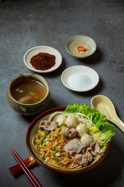 細麺を豚肉と豚肉の煮込みで乾かします。