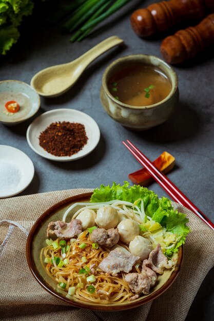 細麺を豚肉と豚肉の煮込みで乾かします。