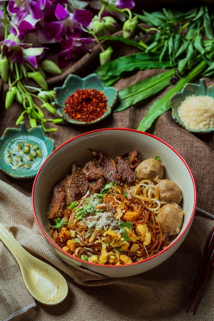 Dry thin noodles with stewed pork and pork ball.