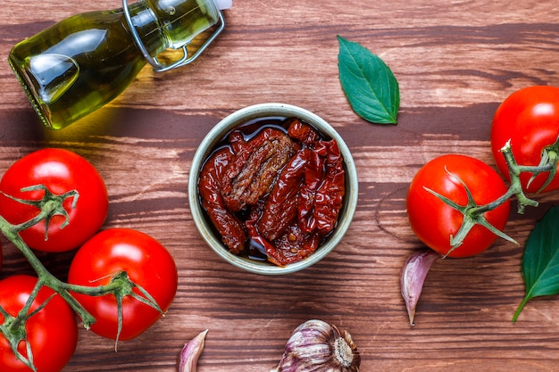 Free photo dry tomatoes with olive oil.