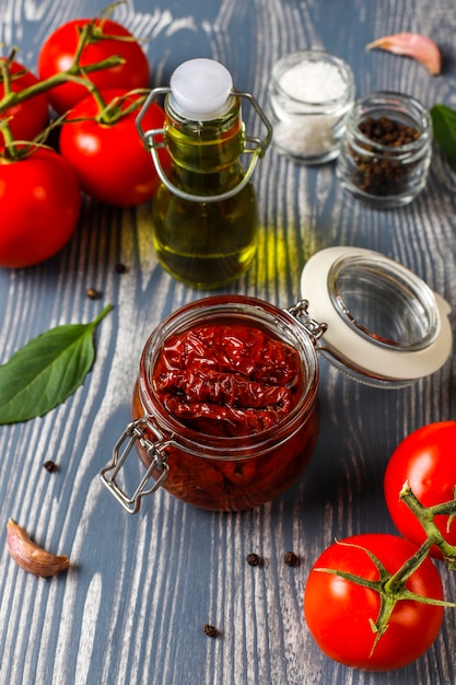 Foto gratuita pomodori secchi con olio d'oliva.