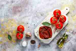 Free photo dry tomatoes with olive oil.