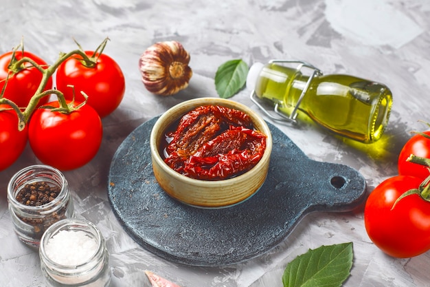 Free photo dry tomatoes with olive oil.