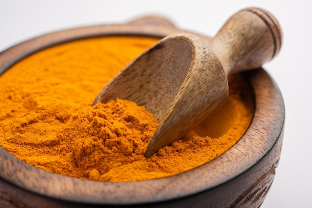 Polvere di curcuma secca o polvere haldi nota anche come curcuma longa linn, messa a fuoco selettiva